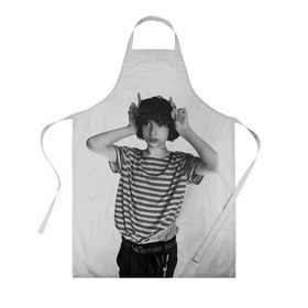 Фартук 3D с принтом finn wolfhard в Сыктывкаре, 100% полиэстер | общий размер — 65 х 85 см, ширина нагрудника — 26 см, горловина — 53 см, длина завязок — 54 см, общий обхват в поясе — 173 см. Принт на завязках и на горловине наносится с двух сторон, на основной части фартука — только с внешней стороны | finn wolfhard | очень странные дела | финн вулфард